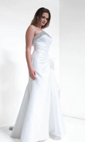 Strapless con aplicaciones en escote