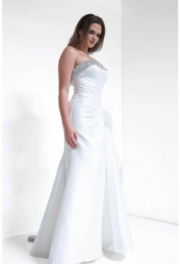 Strapless con aplicaciones en escote