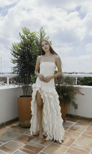 Strapless recto bajo de escarolas