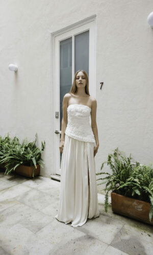 Strapless asimétrico de flores con chiffon