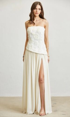 Strapless asimétrico de flores con chiffon