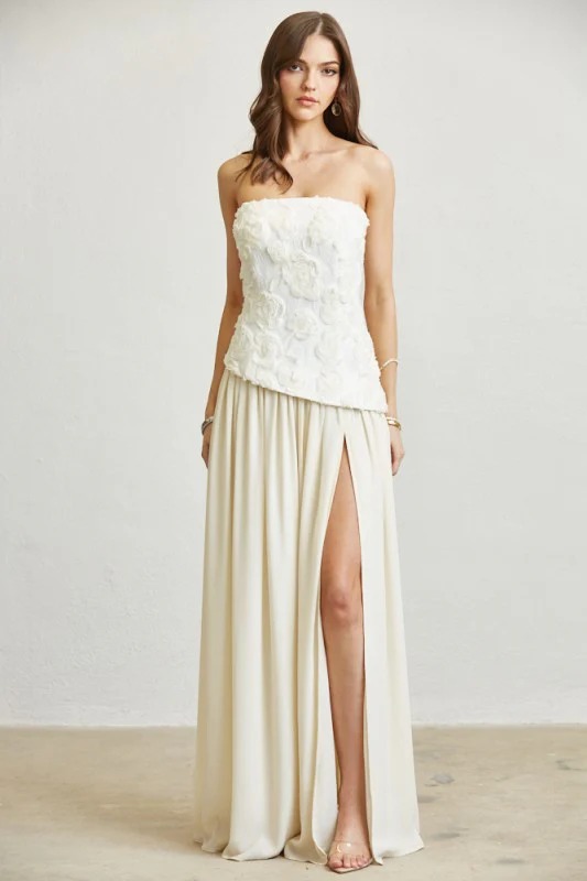 Strapless asimétrico de flores con chiffon